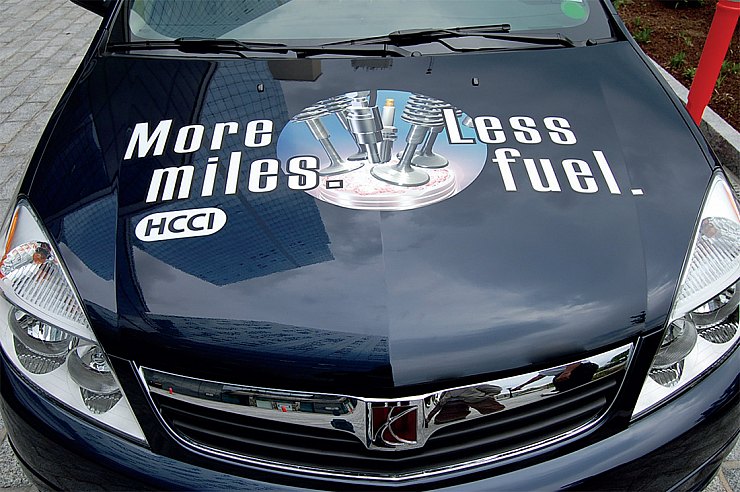 В 2009 году GM организовала для
журналистов тест-драйв модели Saturn
Aura, оснащенной модифицированным
HCCI-двигателем объемом 2,2 л