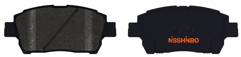 Передняя сторона колодки Nisshinbo с диагональным противошумным пазом и задняя сторона колодки с противошумной пластиной