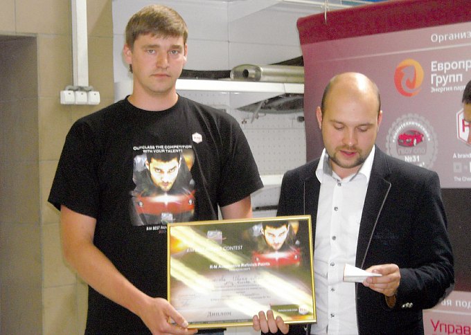 Диплом победителя Ивану Колесову вручает представитель компании «Европроект Групп»  Алексей Сивоволов